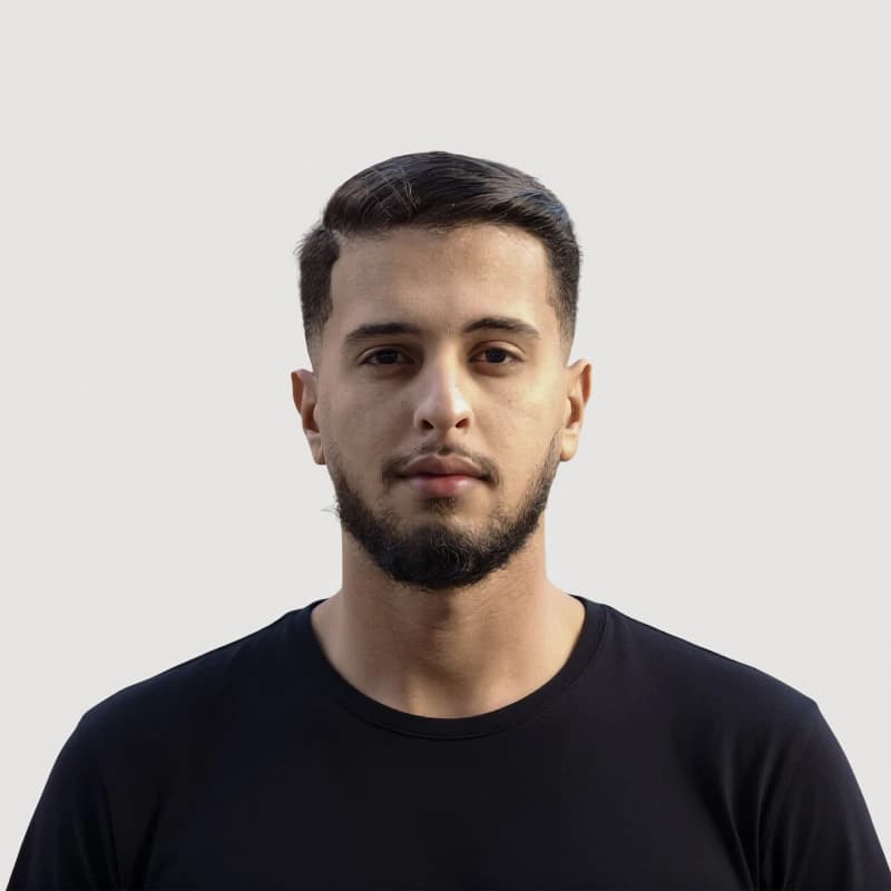 يونس — مؤسس مُشَيِّد